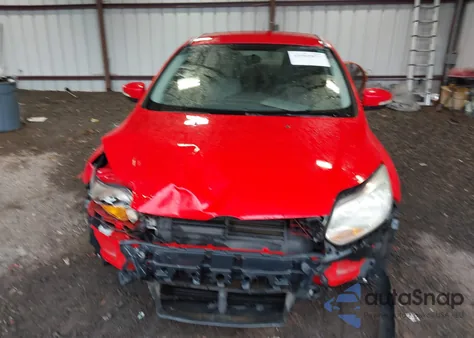 2014 Ford Focus Se z USA, uszkodzony, nr VIN 1FADP3F28EL121510